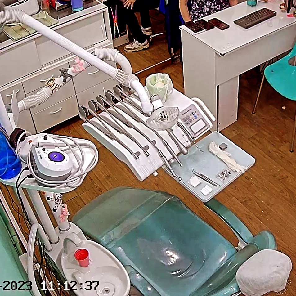 Recepción cálida y moderna de la clínica odontológica Dra Melisa López con revestimiento de madera y sillones de espera